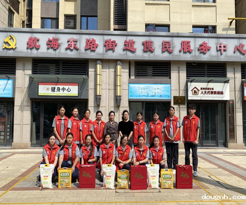 18新利app组织团员到航东社区开展“我们的节日中秋节”慰问活动