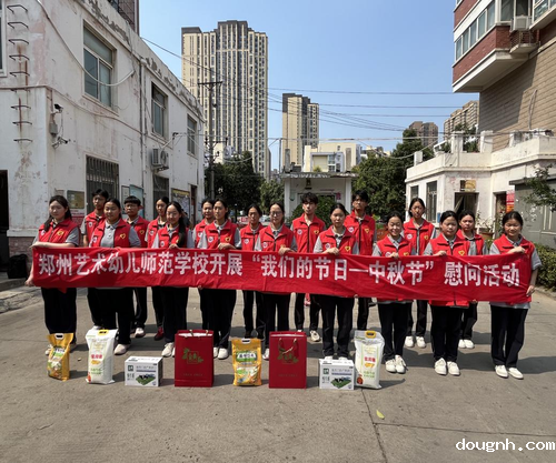 志愿者们到航东社区东方梦圆小区看望困难户