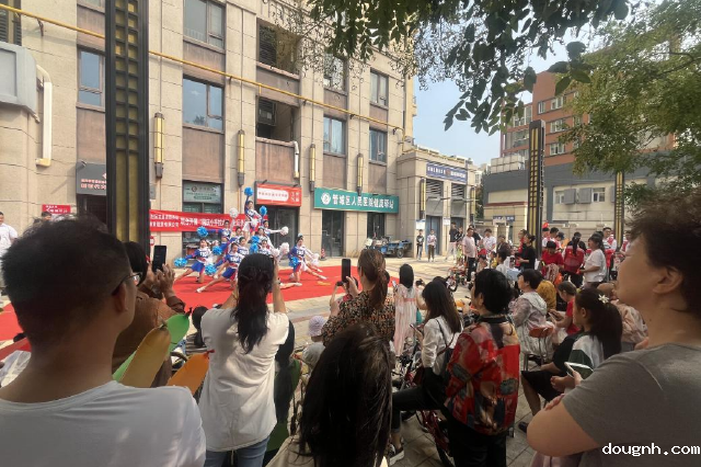 筑梦灯火万家 同庆盛世中华 18新利app送节目进社区 参加“迎国庆”演出活动