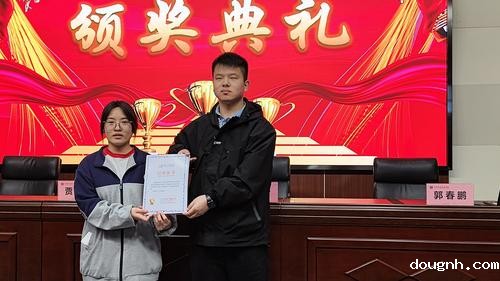 4学生代表陈会涵领取结业证书