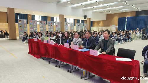 1.师生们认真观看比赛