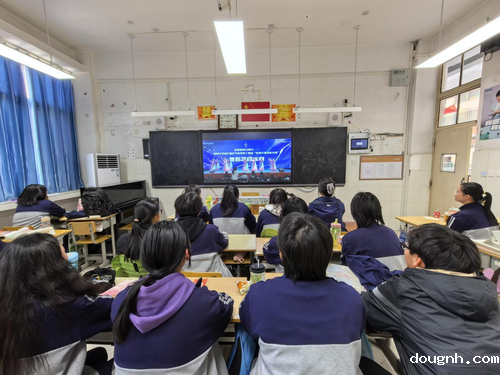 5.班级内同学们同步收看比赛直播