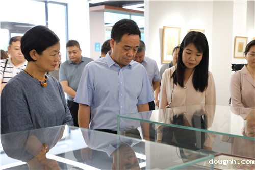 9与会领导观看传习馆展品