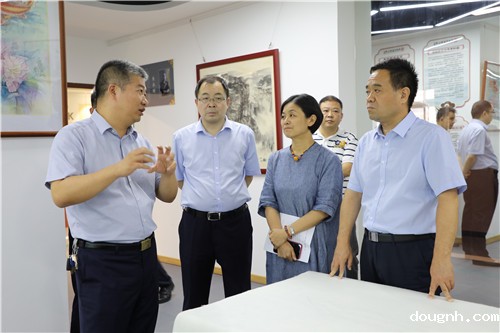 10宋志强向与会领导介绍国画馆