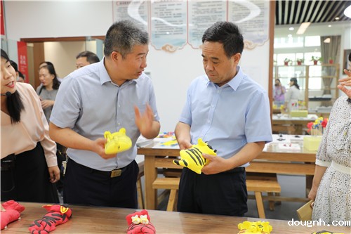 11宋志强向与会领导介绍面塑工艺