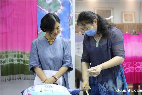 15冯春霞老师向与会领导介绍扎染工艺