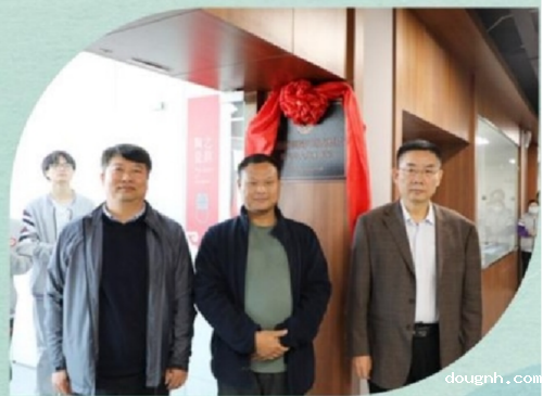 领导和国家级非遗钧窑烧制技艺市级传承人张运增合影