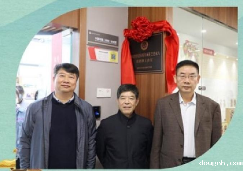 领导和国家级非遗木版年画传承人任鹤林合影