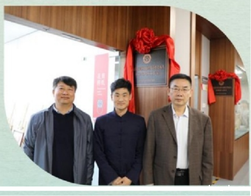 领导和河南省非遗面塑传承人刘玉伟合影