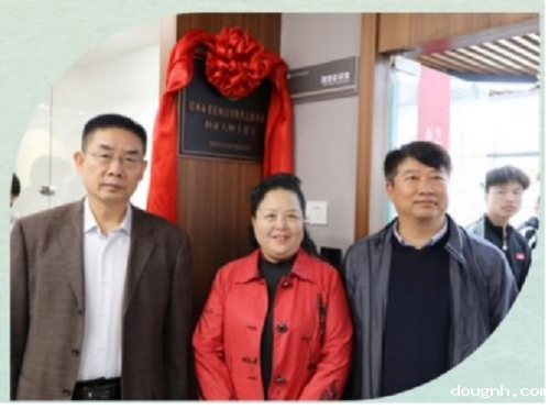 领导和郑州市非遗剪纸传承人杨征合影