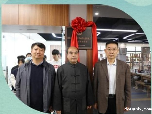 领导和郑州市非遗烙画传承人任更顺合影