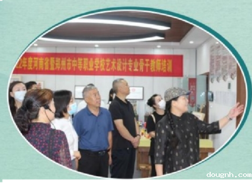 市级非遗剪纸传承人杨征老师介绍学校剪纸传习开展情况