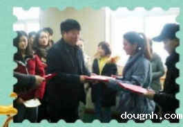 校长宋志强为戏曲获奖学生和教师颁奖