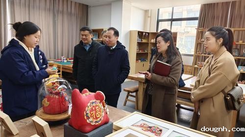 2.展示非遗面塑作品捏塑技艺