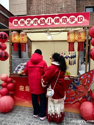 刺绣摊位前的人们