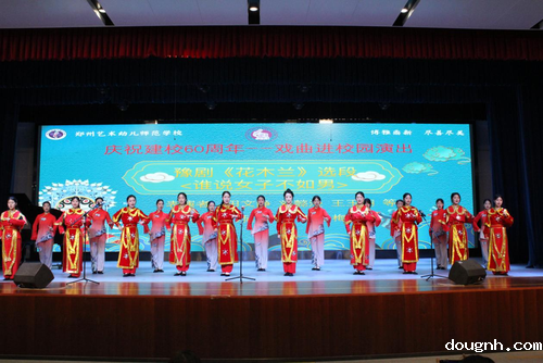 3.舞台上学生们的戏曲演唱“有板有眼”