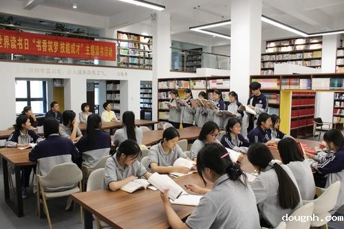 2 2024级6班学生朗诵《雷锋日记》片段