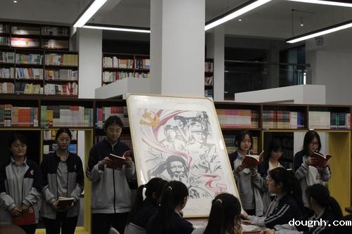 3 展示非遗木版年画作品并结合书籍分享