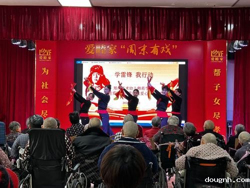 3-志愿者为老人表演蒙族族舞蹈《吉祥如意》