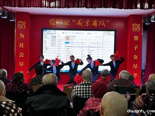 5-志愿者为老人表演东北秧歌