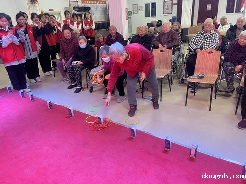 6-老人开心的参加 欢乐套圈 游戏