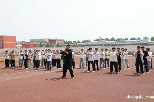 518新利app教师王志鹏带领学生学习太极拳