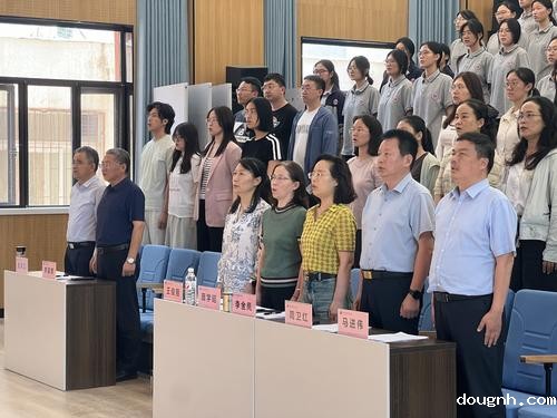 1全体人员庄严肃立奏唱国歌