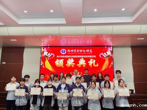 1学校领导和教师为获奖学生颁发荣誉证书