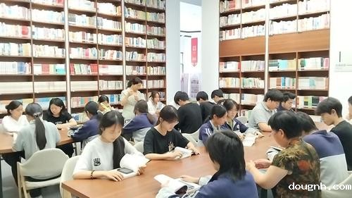 2.实习实训处主任朱冬梅 带领学生吟诵端午诗词