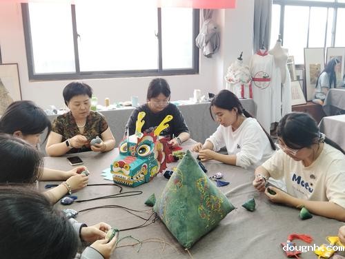 3.体验刺绣制作香包