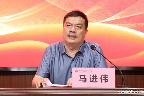 2学校党委副书记、校长马进伟解读相关方案