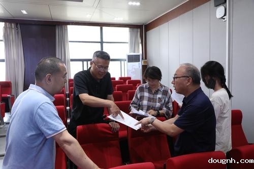 3主席团成员深入各组进行讨论