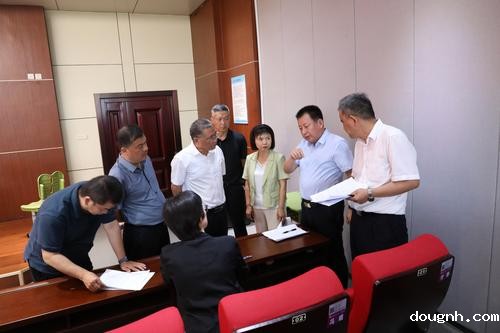 4主席团成员就各组意见进行讨论