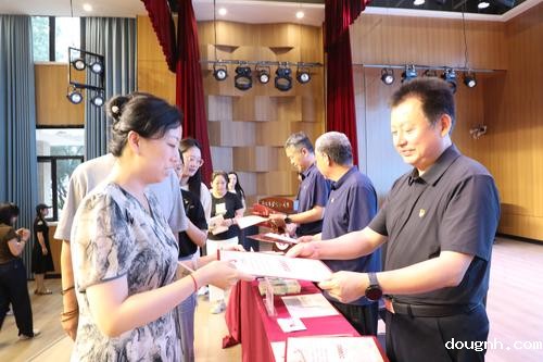 5.周卫红带领班子成员为过政治生日党员送上贺卡