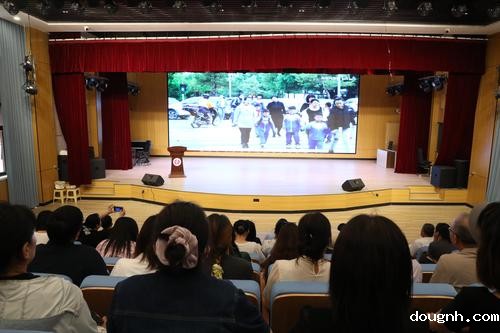 9.集中观看警示教育片《反腐 为了人民》