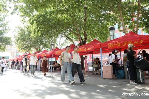 3报到点热闹非凡（调）