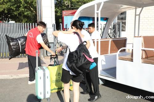 4教师志愿者迎接新生及家长