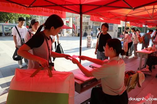 5班主任办理新生入学报到手续2