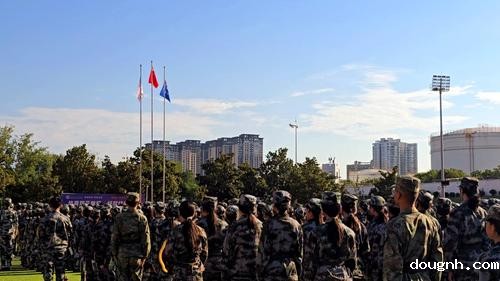 2.全体师生在庄严的升旗仪式中齐声唱响国歌