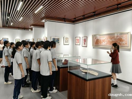 2、认真聆听学校发展历程