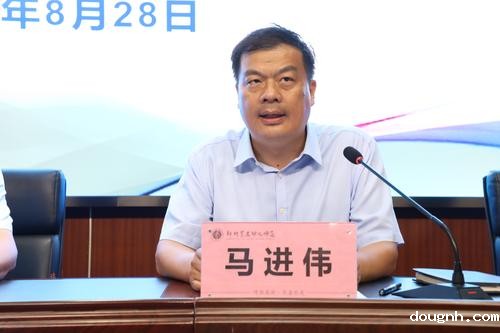 2学校党委副书记、校长马进伟主持本次会议