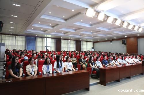 5全体教职工认真聆听工作部署安排