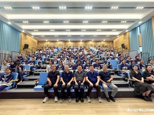 2学校党委书记周卫红携领导班子观看本次阅兵