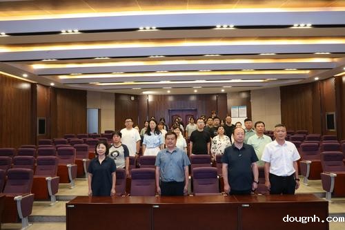 3共唱国歌，庄严肃穆