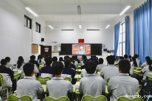 4班主任组织学生在班观看