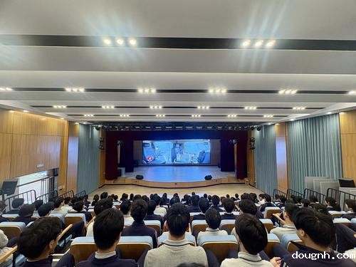 4认真观看，全神贯注