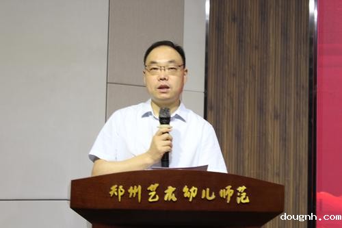 2郑州市教育科学规划与评估中心中等职业教育师资发展中心负责人李云飞讲话