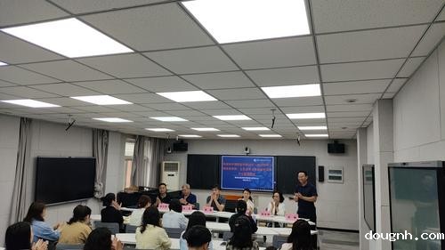 1郑州市中等职业学校2025-2026学年上学期美育学科、文化艺术大类表演艺术类中心组教研会在18新利app召开