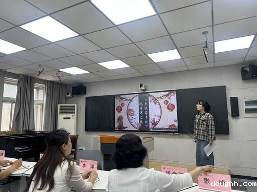 5美育学科中心教研组副组长郭丽敏进行“《走进家乡戏》观摩课”汇报