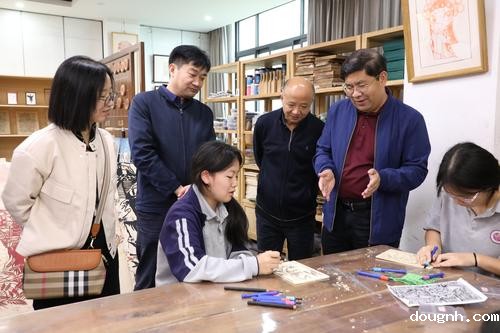 4询问非遗实训学生学习情况